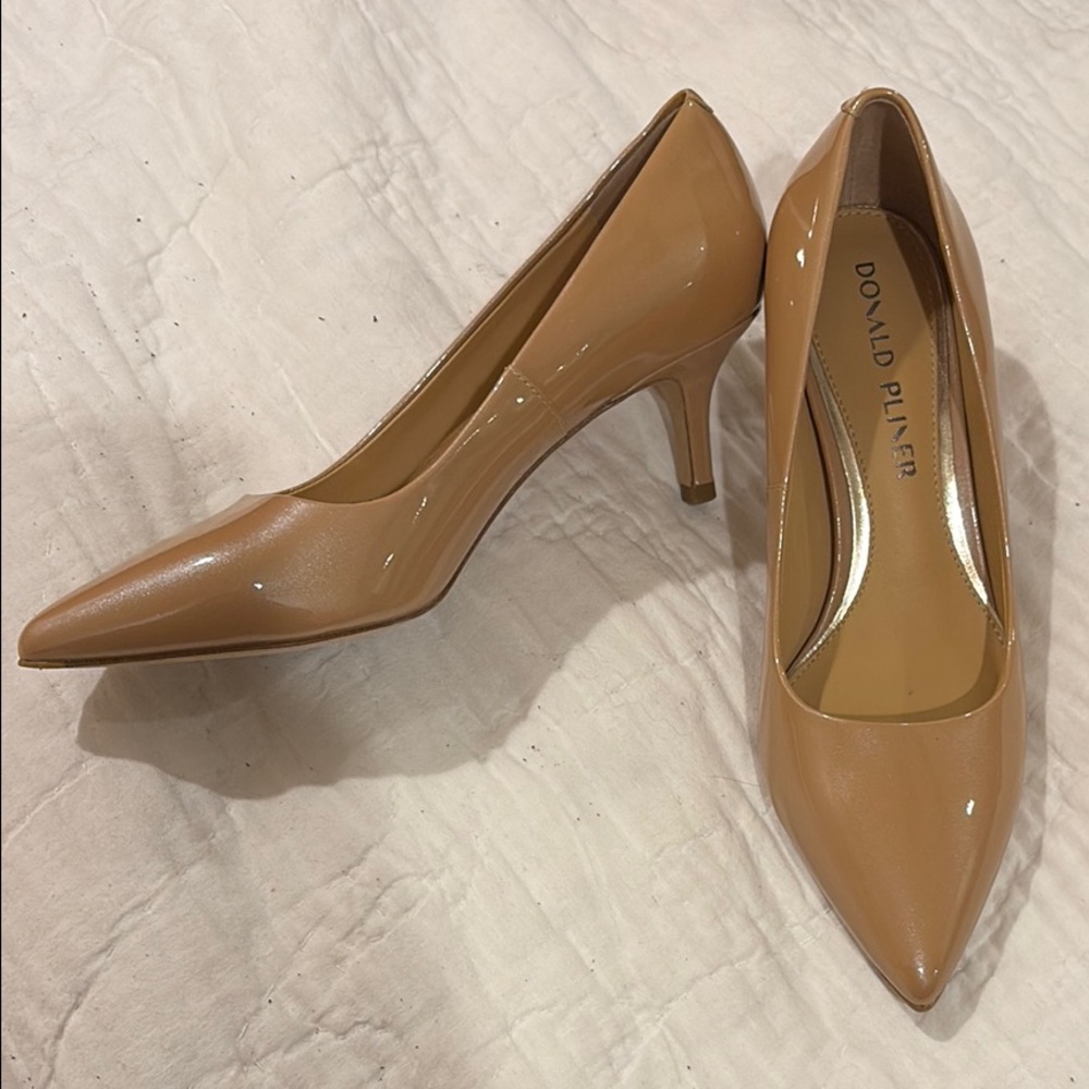 LIKE NEW!!   Donald J. Pliner Women's Beige Pumps